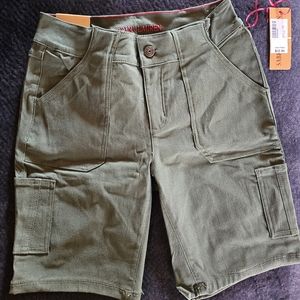 Fitted cargo shorts